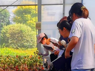 青苗学堂:生命学院“行走的科学”实践队探访花卉基地